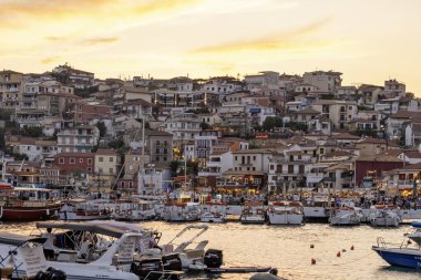 PARGA, GREECE - 5 AĞUSTOS 2024: Parga, Epirus, Yunanistan 'ın şaşırtıcı yaz manzarası