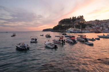 PARGA, GREECE - 5 AĞUSTOS 2024: Parga, Epirus, Yunanistan 'ın şaşırtıcı yaz manzarası