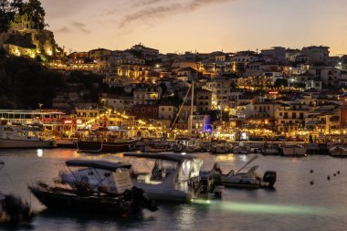 PARGA, GREECE - 5 AĞUSTOS 2024: Parga, Epirus, Yunanistan 'ın şaşırtıcı yaz manzarası