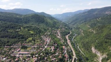 Bulgaristan 'ın Balkan Dağları' ndaki Lakatnik Kayaları yakınlarındaki Iskar Nehri Boğazı 'nın hava manzarası