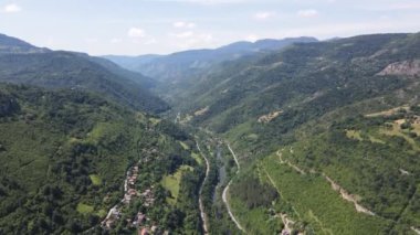 Bulgaristan 'ın Balkan Dağları' ndaki Lakatnik Kayaları yakınlarındaki Iskar Nehri Boğazı 'nın hava manzarası