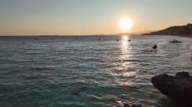 Makris Gialos Sahili, Cephalonia, İyon Adaları, Yunanistan 'ın inanılmaz günbatımı manzarası