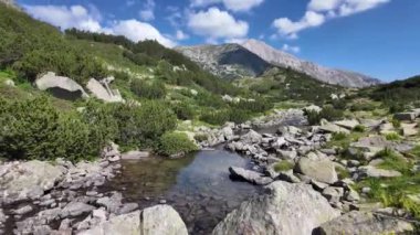 Bulgaristan 'ın Pirin Dağı' ndaki Banderitsa Nehri yakınlarındaki inanılmaz manzara