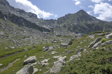 Bulgaristan 'ın Kalin tepeleri yakınlarındaki Rila Dağı' nın İnanılmaz Yaz Manzarası