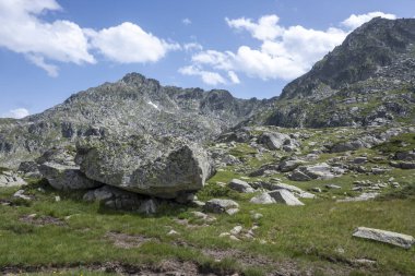 Bulgaristan 'ın Kalin tepeleri yakınlarındaki Rila Dağı' nın İnanılmaz Yaz Manzarası
