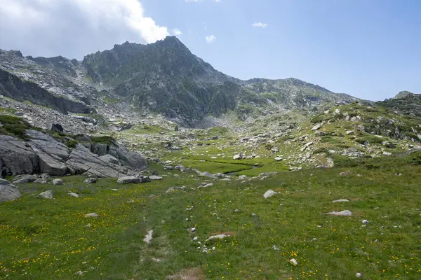 Bulgaristan 'ın Kalin tepeleri yakınlarındaki Rila Dağı' nın İnanılmaz Yaz Manzarası