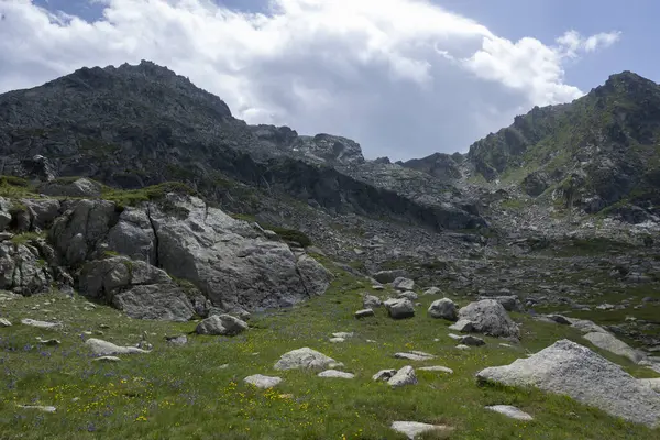 Bulgaristan 'ın Kalin tepeleri yakınlarındaki Rila Dağı' nın İnanılmaz Yaz Manzarası