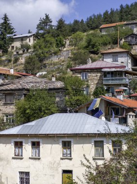 Bulgaristan 'ın Filibe Bölgesi, Otantik 19. yüzyıl evleriyle Lilkovo Köyü Panoraması