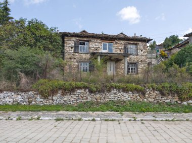 Bulgaristan 'ın Filibe Bölgesi, Otantik 19. yüzyıl evleriyle Lilkovo Köyü Panoraması