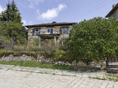 Bulgaristan 'ın Filibe Bölgesi, Otantik 19. yüzyıl evleriyle Lilkovo Köyü Panoraması