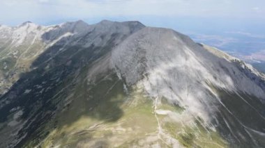 Bulgaristan 'ın Vihren Tepesi yakınlarındaki Pirin Dağı' nın şaşırtıcı hava manzarası