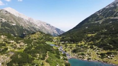 Bulgaristan 'ın Vihren Tepesi yakınlarındaki Pirin Dağı' nın şaşırtıcı hava manzarası