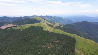 Bulgaristan 'ın Balkan Dağları' ndaki Kobilini Şatosu 'nun (Mare Duvarları) İnanılmaz Havacılık Yazı Manzarası