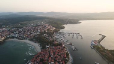 Bulgaristan 'ın Burgaz Bölgesi' nin eski Sozopol kentinin hava gün batımı manzarası