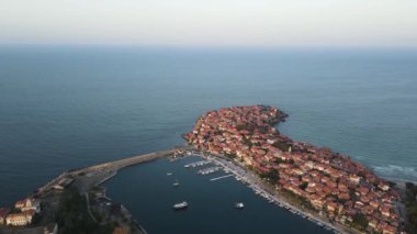 Bulgaristan 'ın Burgaz Bölgesi' nin eski Sozopol kentinin hava gün batımı manzarası