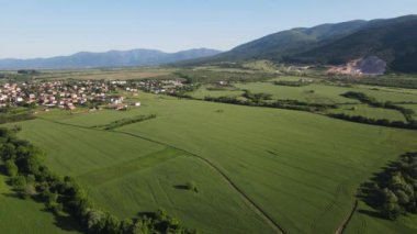 Bulgaristan 'ın Filibe Bölgesi' nin Asenovgrad kenti yakınlarındaki Yukarı Trakya Ovası 'nın hava manzarası
