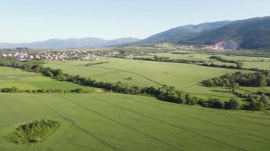 Bulgaristan 'ın Filibe Bölgesi' nin Asenovgrad kenti yakınlarındaki Yukarı Trakya Ovası 'nın hava manzarası