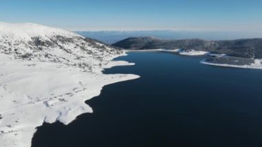 Bulgaristan 'ın Rila dağındaki Belmeken Barajı' nın şaşırtıcı kış manzarası