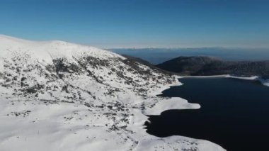 Bulgaristan 'ın Rila dağındaki Belmeken Barajı' nın şaşırtıcı kış manzarası