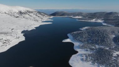 Bulgaristan 'ın Rila dağındaki Belmeken Barajı' nın şaşırtıcı kış manzarası