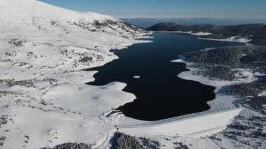 Bulgaristan 'ın Rila dağındaki Belmeken Barajı' nın şaşırtıcı kış manzarası