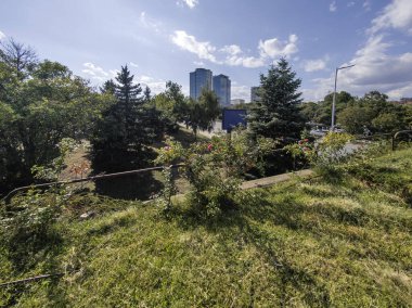 SOFYA, BULGARIA - 12 Eylül 2024: Bulgaristan 'ın Ulusal Kültür Sarayı etrafındaki Sofya Şehri' nin inanılmaz manzarası