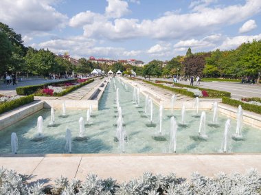 SOFYA, BULGARIA - 12 Eylül 2024: Bulgaristan 'ın Ulusal Kültür Sarayı etrafındaki Sofya Şehri' nin inanılmaz manzarası