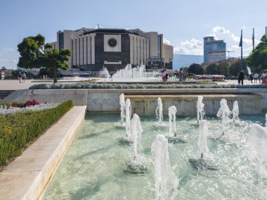 SOFYA, BULGARIA - 12 Eylül 2024: Bulgaristan 'ın Ulusal Kültür Sarayı etrafındaki Sofya Şehri' nin inanılmaz manzarası