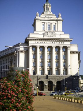 SOFYA, BULGARIA - 12 Eylül 2024: Bulgaristan 'ın Sofya kentindeki Bağımsızlık Meydanı Panoraması ve Ayasofya Anıtı