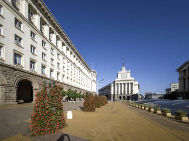 SOFYA, BULGARIA - 12 Eylül 2024: Bulgaristan 'ın Sofya kentindeki Bağımsızlık Meydanı Panoraması ve Ayasofya Anıtı