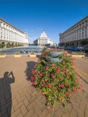 SOFYA, BULGARIA - 12 Eylül 2024: Bulgaristan 'ın Sofya kentindeki Bağımsızlık Meydanı Panoraması ve Ayasofya Anıtı