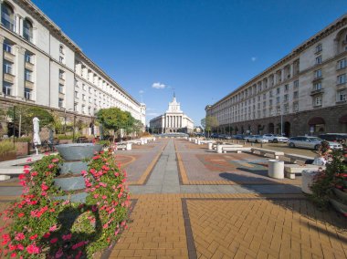 SOFYA, BULGARIA - 12 Eylül 2024: Bulgaristan 'ın Sofya kentindeki Bağımsızlık Meydanı Panoraması ve Ayasofya Anıtı