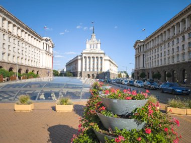 SOFYA, BULGARIA - 12 Eylül 2024: Bulgaristan 'ın Sofya kentindeki Bağımsızlık Meydanı Panoraması ve Ayasofya Anıtı