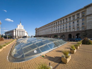 SOFYA, BULGARIA - 12 Eylül 2024: Bulgaristan 'ın Sofya kentindeki Bağımsızlık Meydanı Panoraması ve Ayasofya Anıtı
