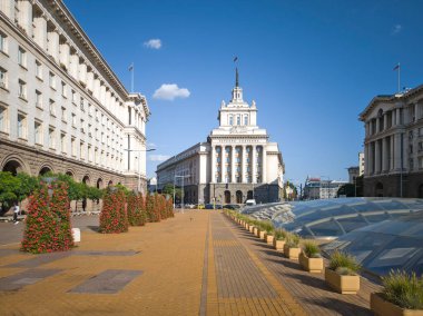SOFYA, BULGARIA - 12 Eylül 2024: Bulgaristan 'ın Sofya kentindeki Bağımsızlık Meydanı Panoraması ve Ayasofya Anıtı