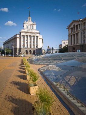 SOFYA, BULGARIA - 12 Eylül 2024: Bulgaristan 'ın Sofya kentindeki Bağımsızlık Meydanı Panoraması ve Ayasofya Anıtı