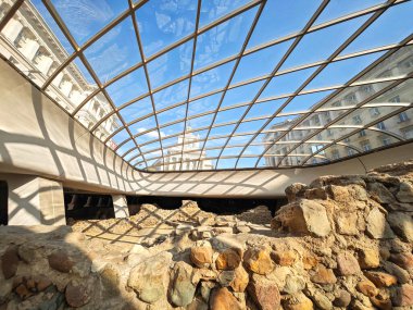 SOFYA, BULGARIA - 12 Eylül 2024: Bulgaristan 'ın Sofya kentindeki Bağımsızlık Meydanı Panoraması ve Ayasofya Anıtı