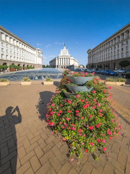 SOFYA, BULGARIA - 12 Eylül 2024: Bulgaristan 'ın Sofya kentindeki Bağımsızlık Meydanı Panoraması ve Ayasofya Anıtı