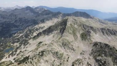 Bulgaristan 'ın Muratov zirvesi yakınlarındaki Pirin Dağı' nın şaşırtıcı hava manzarası