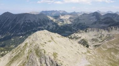 Bulgaristan 'ın Muratov zirvesi yakınlarındaki Pirin Dağı' nın şaşırtıcı hava manzarası