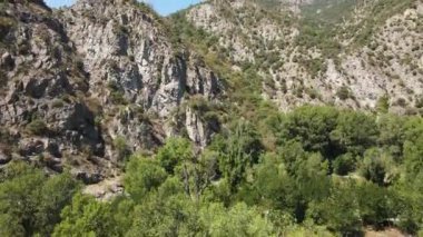Bulgaristan 'ın Kresna Vadisi' nden geçen Struma Nehri 'nin havadan görüntüsü