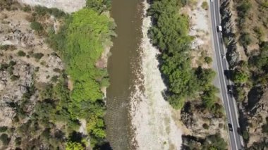 Bulgaristan 'ın Kresna Vadisi' nden geçen Struma Nehri 'nin havadan görüntüsü