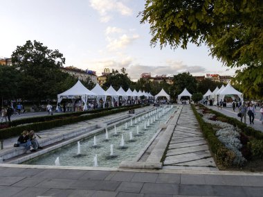 SOFYA, BULGARIA - 12 Eylül 2024: Bulgaristan 'ın Ulusal Kültür Sarayı etrafındaki Sofya Şehri' nin şaşırtıcı gün batımı manzarası
