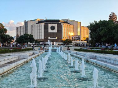 SOFYA, BULGARIA - 12 Eylül 2024: Bulgaristan 'ın Ulusal Kültür Sarayı etrafındaki Sofya Şehri' nin şaşırtıcı gün batımı manzarası