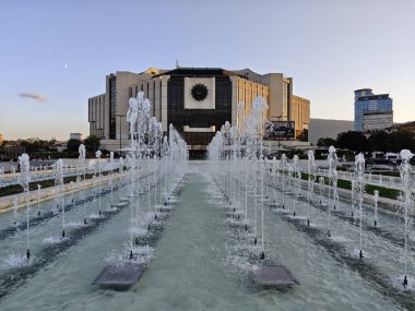 SOFYA, BULGARIA - 12 Eylül 2024: Bulgaristan 'ın Ulusal Kültür Sarayı etrafındaki Sofya Şehri' nin şaşırtıcı gün batımı manzarası