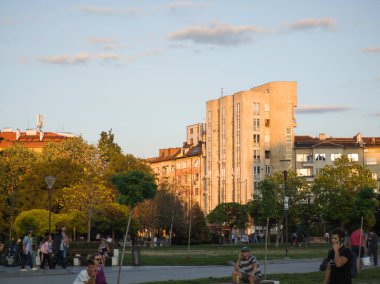 SOFYA, BULGARIA - 12 Eylül 2024: Bulgaristan 'ın Ulusal Kültür Sarayı etrafındaki Sofya Şehri' nin şaşırtıcı gün batımı manzarası