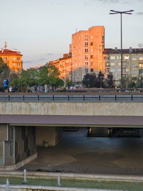 SOFYA, BULGARIA - 12 Eylül 2024: Bulgaristan 'ın Ulusal Kültür Sarayı etrafındaki Sofya Şehri' nin şaşırtıcı gün batımı manzarası