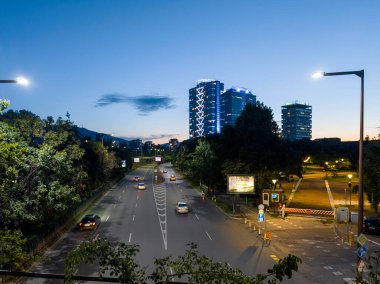 SOFYA, BULGARIA - 12 Eylül 2024: Bulgaristan 'ın Ulusal Kültür Sarayı etrafındaki Sofya Şehri' nin şaşırtıcı gün batımı manzarası