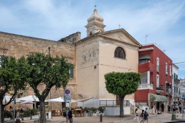 POLİGNANO A MARE, İTALYA - 13 Mayıs 2024: Eski Polignano bir Mare, Apulia Bölgesi 'nin muhteşem manzarası