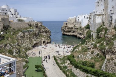 POLİGNANO A MARE, İTALYA - 13 Mayıs 2024: Eski Polignano bir Mare, Apulia Bölgesi 'nin muhteşem manzarası
